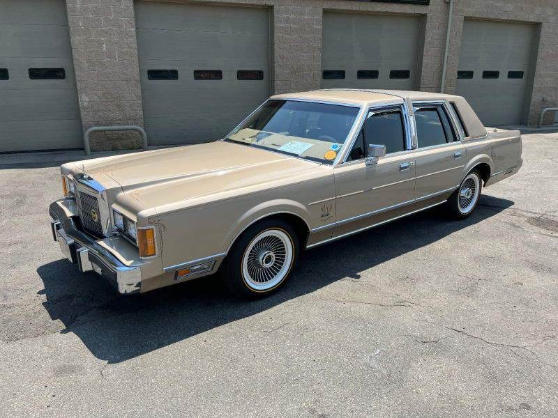 Lincoln Town Car 1989 price $10,500
