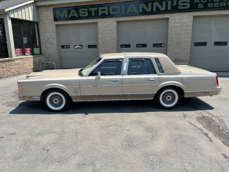 Lincoln Town Car 1989 price $10,500