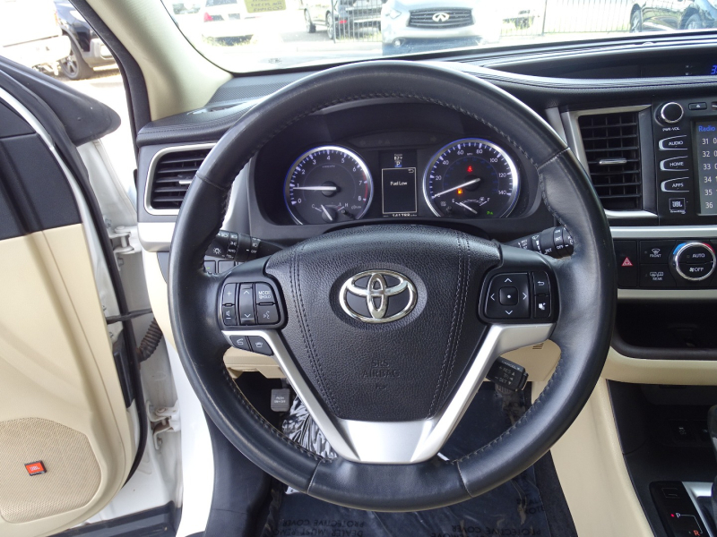 Toyota Highlander 2016 price $17,999