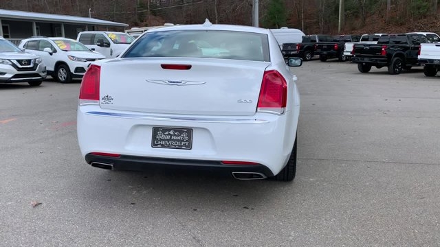 Chrysler 300 2018 price $23,914