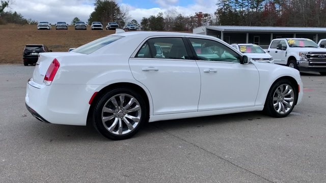 Chrysler 300 2018 price $23,914