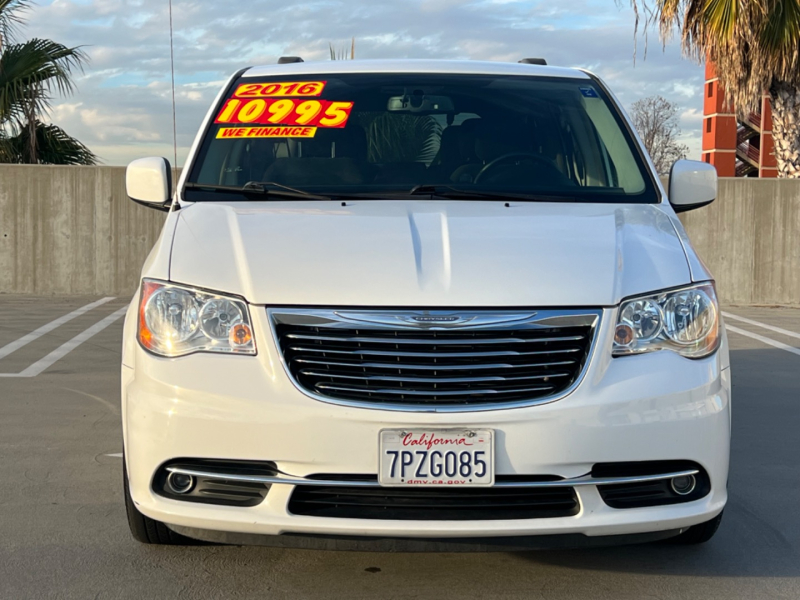 Chrysler Town & Country 2016 price $10,995