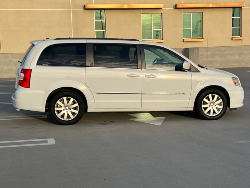 Chrysler Town & Country 2016 price $10,995