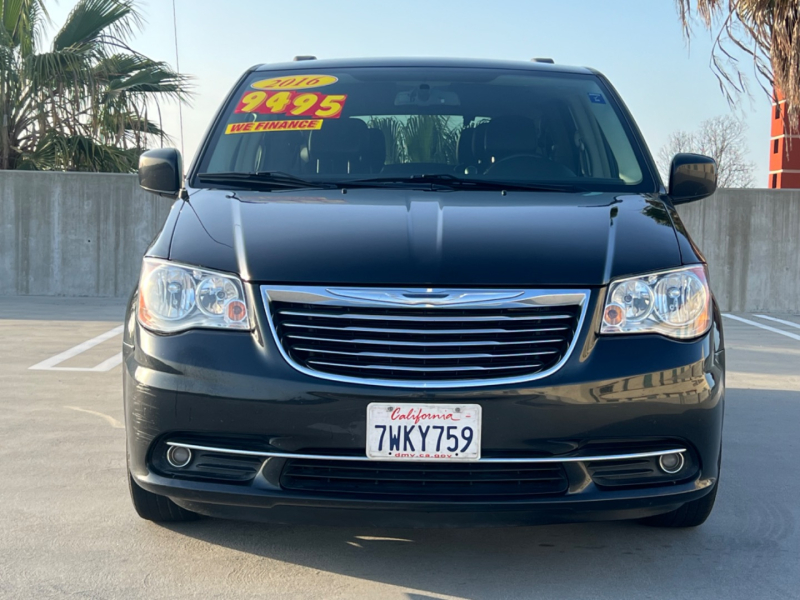 Chrysler Town & Country 2016 price $9,495