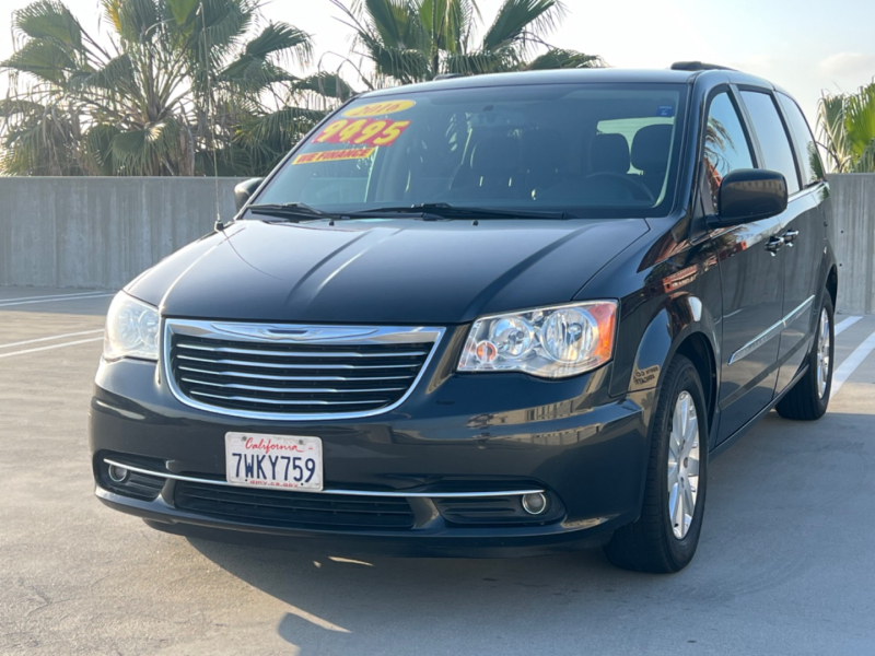 Chrysler Town & Country 2016 price $9,495