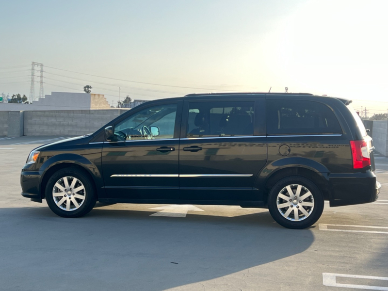 Chrysler Town & Country 2016 price $9,495