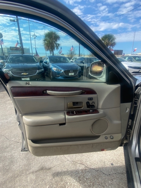 LINCOLN TOWN CAR 2004 price $2,000