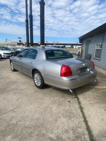 LINCOLN TOWN CAR 2004 price $2,000