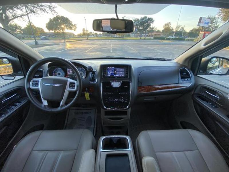 Chrysler Town & Country 2016 price $10,477