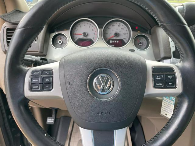 Volkswagen Routan 2011 price $3,997