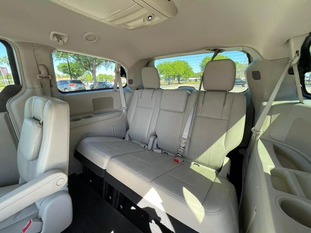 Chrysler Town & Country 2013 price $8,177