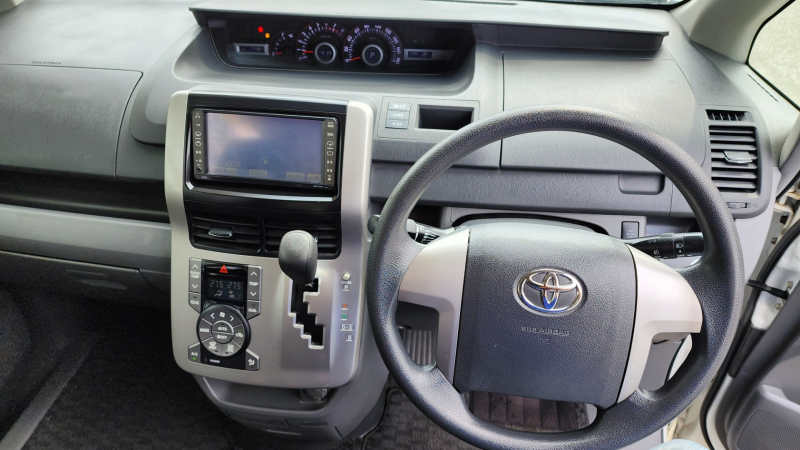 Toyota Voxy 2007 price $10,900