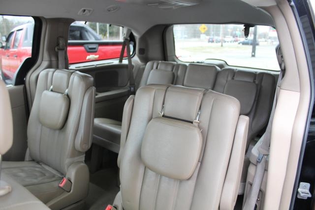 Chrysler Town & Country 2016 price $12,995