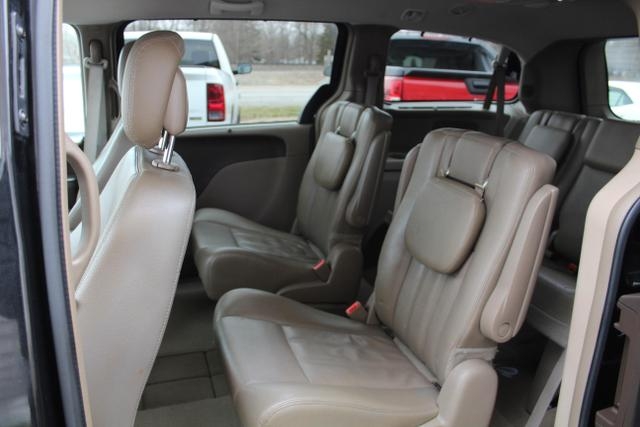 Chrysler Town & Country 2016 price $12,995