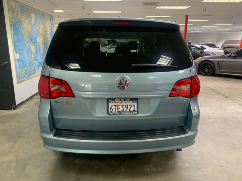 Volkswagen Routan 2009 price $6,800
