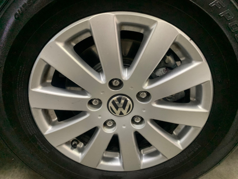 Volkswagen Routan 2009 price $6,800