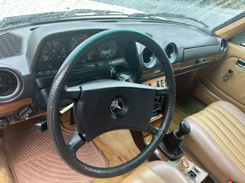 Mercedes-Benz W123 1983 price $3,995