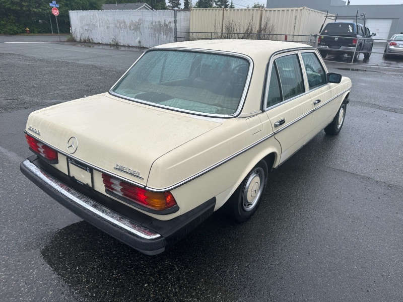 Mercedes-Benz W123 1983 price $3,995