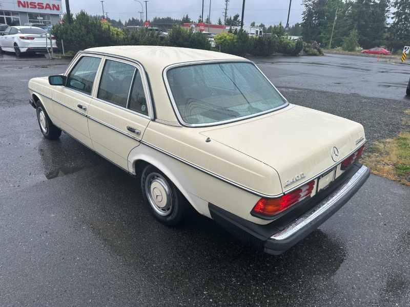 Mercedes-Benz W123 1983 price $3,995