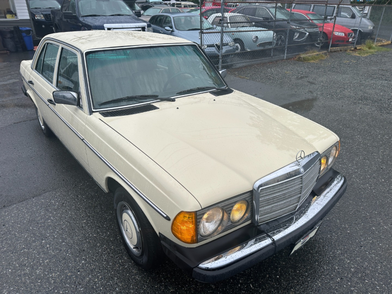 Mercedes-Benz W123 1983 price $3,995