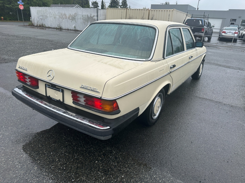 Mercedes-Benz W123 1983 price $3,995