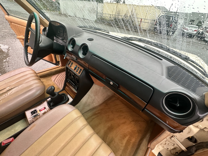 Mercedes-Benz W123 1983 price $3,995