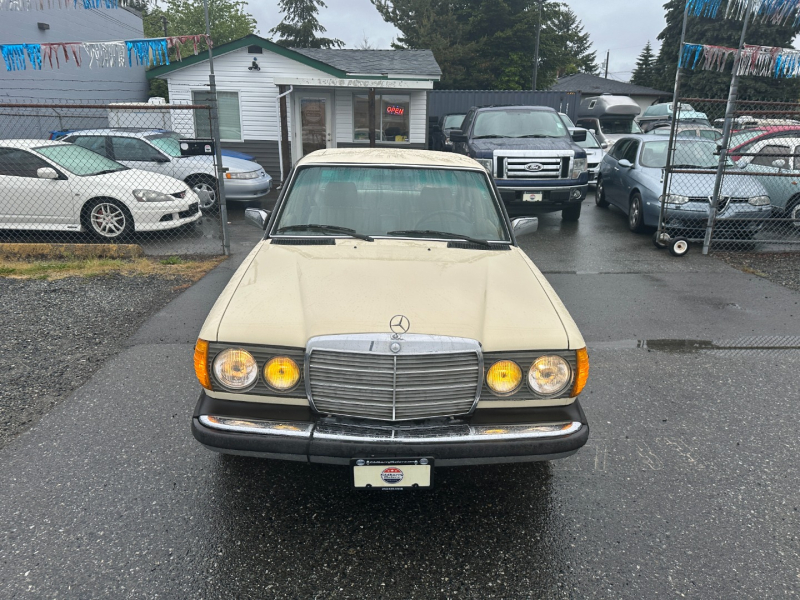 Mercedes-Benz W123 1983 price $3,995