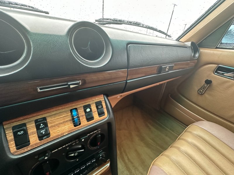 Mercedes-Benz W123 1983 price $3,995