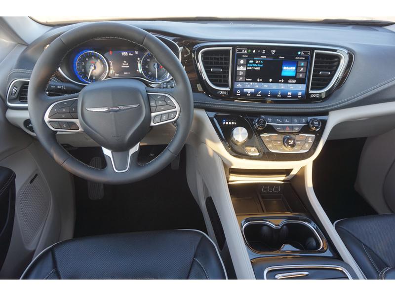 Chrysler Pacifica 2022 price $35,995