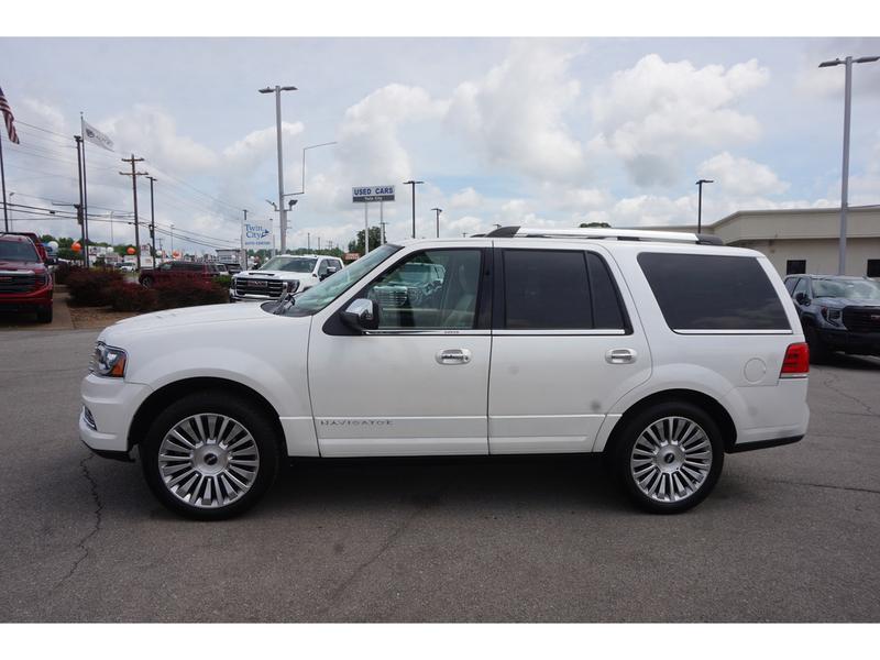 Lincoln Navigator 2017 price $20,995