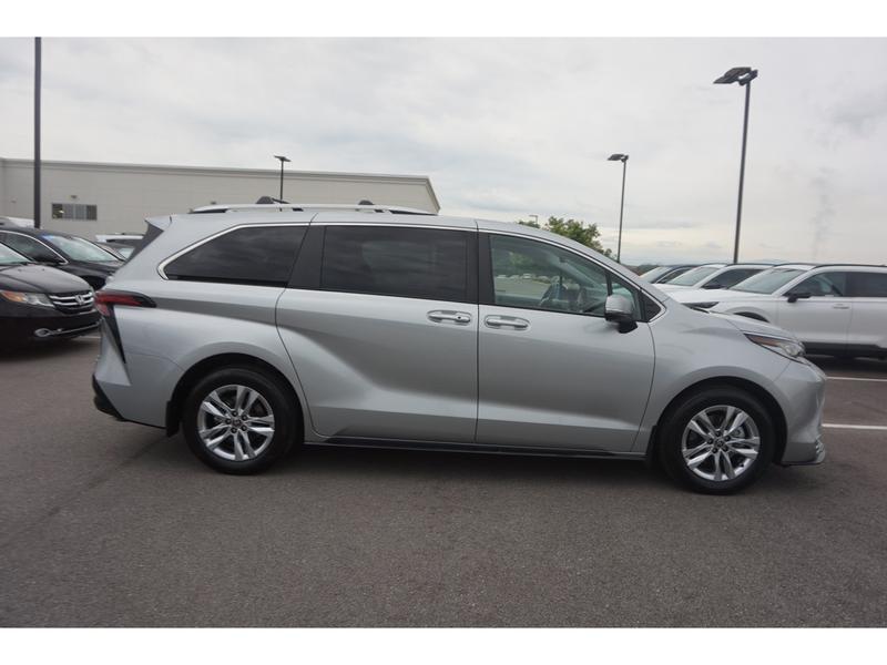 Toyota Sienna Hybrid 2022 price $48,980