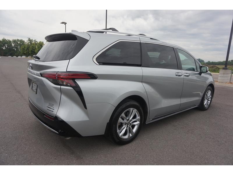 Toyota Sienna Hybrid 2022 price $48,980