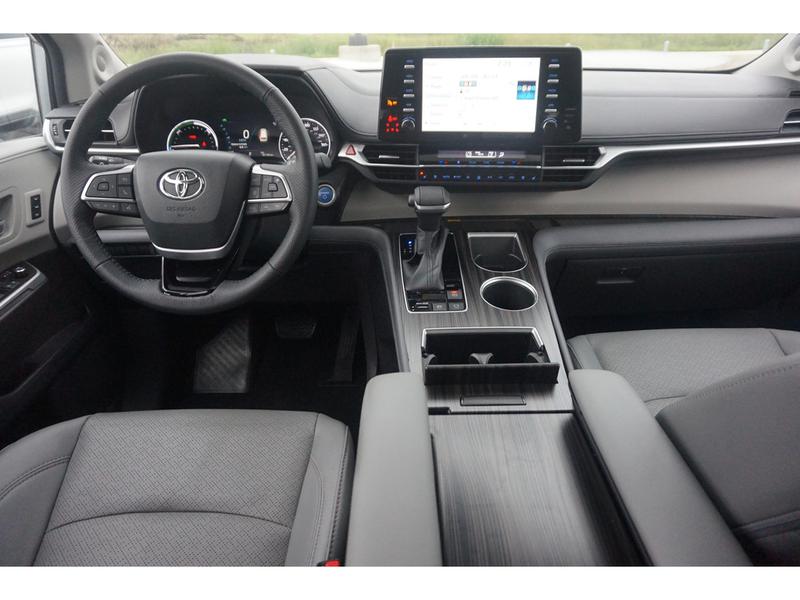 Toyota Sienna Hybrid 2022 price $48,980