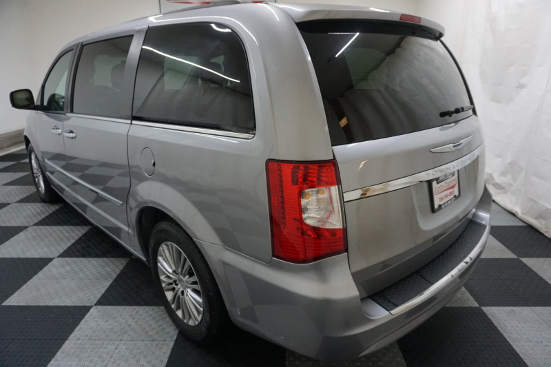 Chrysler Town & Country 2013 price $5,995