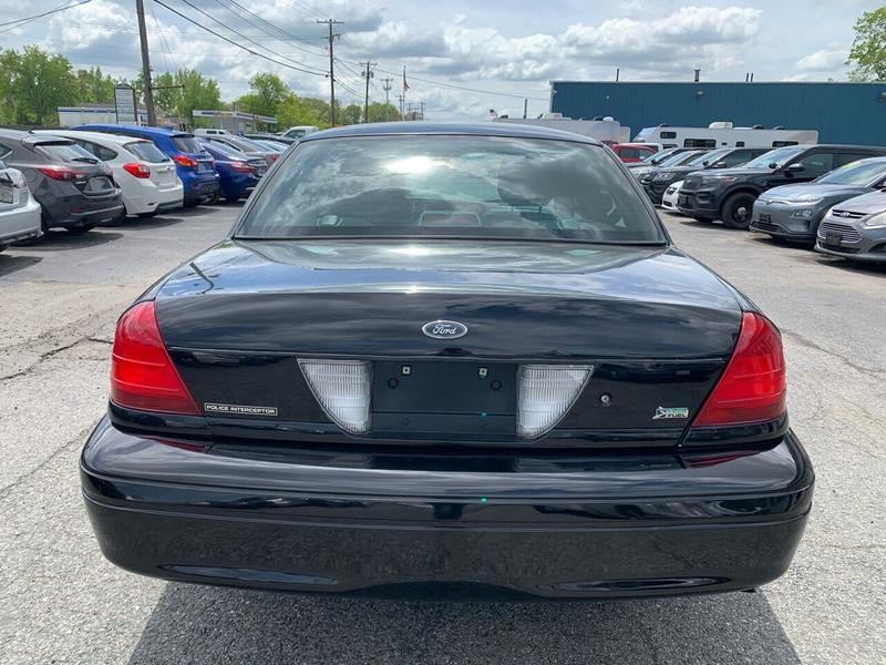 Ford Crown Victoria 2011 price $7,998