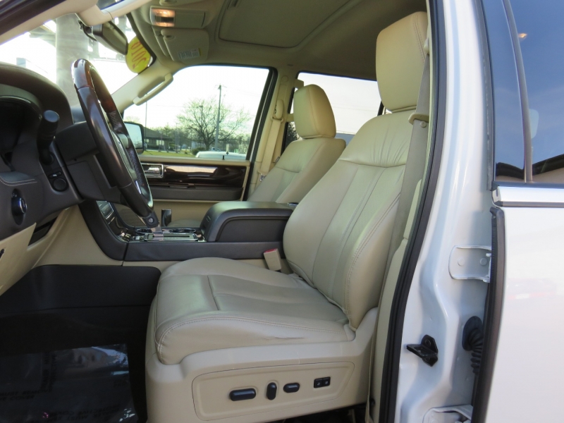 Lincoln Navigator 2016 price $23,995