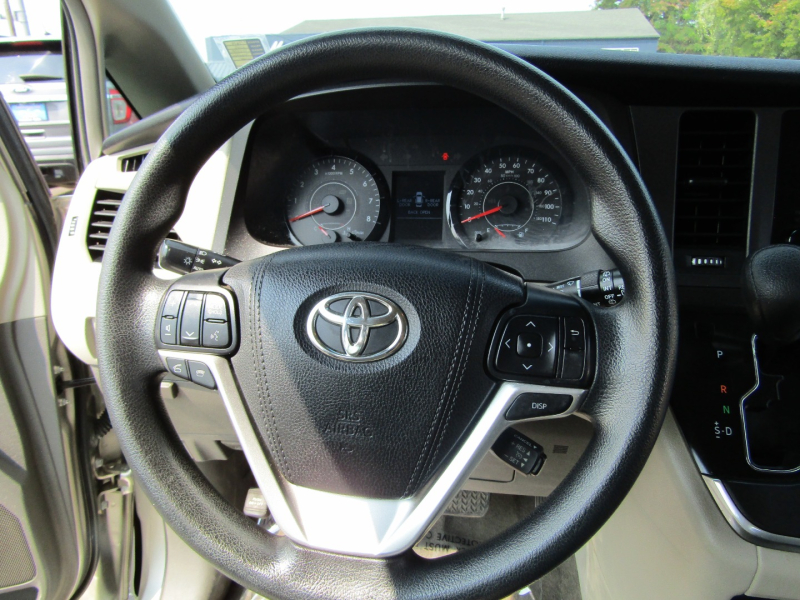 Toyota Sienna 2015 price $16,977