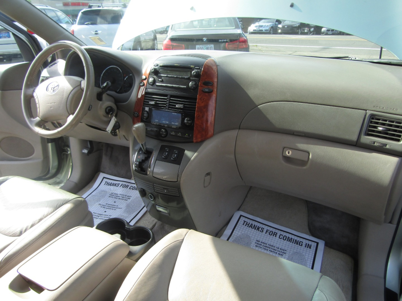 Toyota Sienna 2009 price $12,477