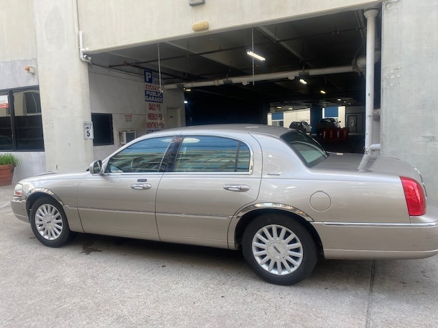 Lincoln Town Car 2003 price $8,499