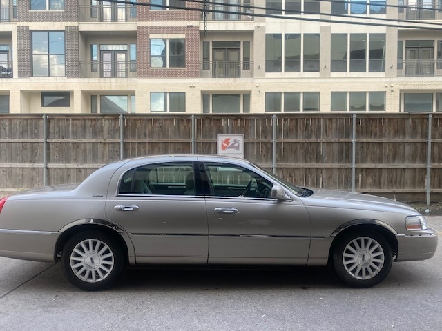 Lincoln Town Car 2003 price $8,299