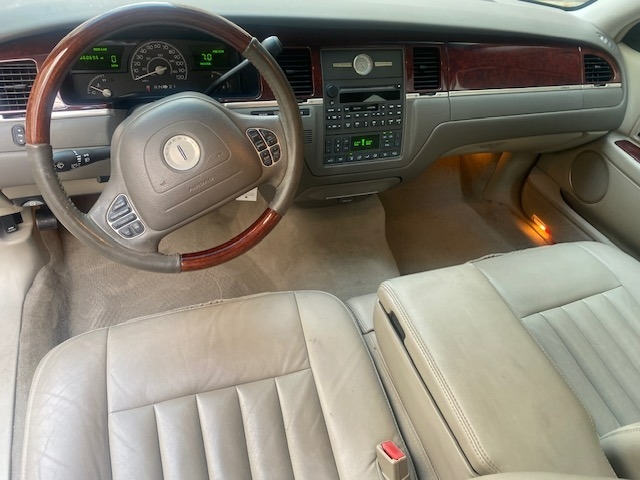 Lincoln Town Car 2003 price $8,299