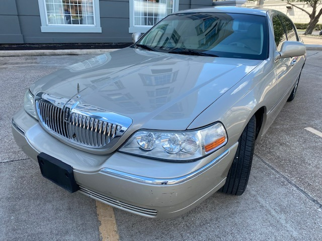 Lincoln Town Car 2005 price $6,799