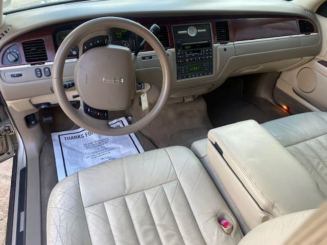 Lincoln Town Car 2005 price $6,799