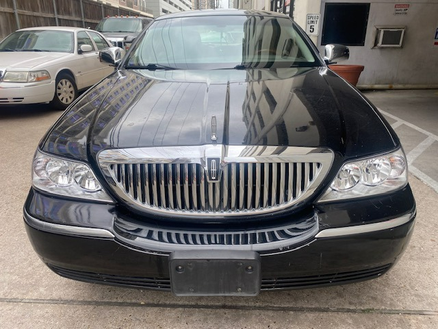 Lincoln Town Car 2011 price $7,999