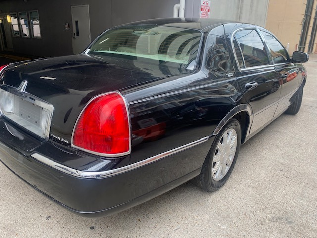 Lincoln Town Car 2011 price $7,999