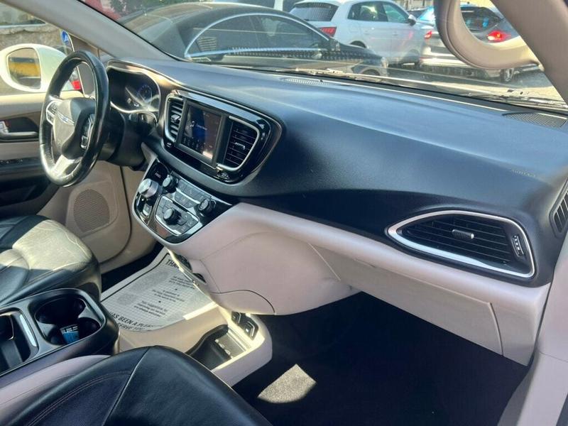 Chrysler Pacifica 2019 price $19,995