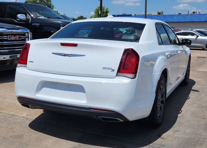 Chrysler 300 2017 price $3,495