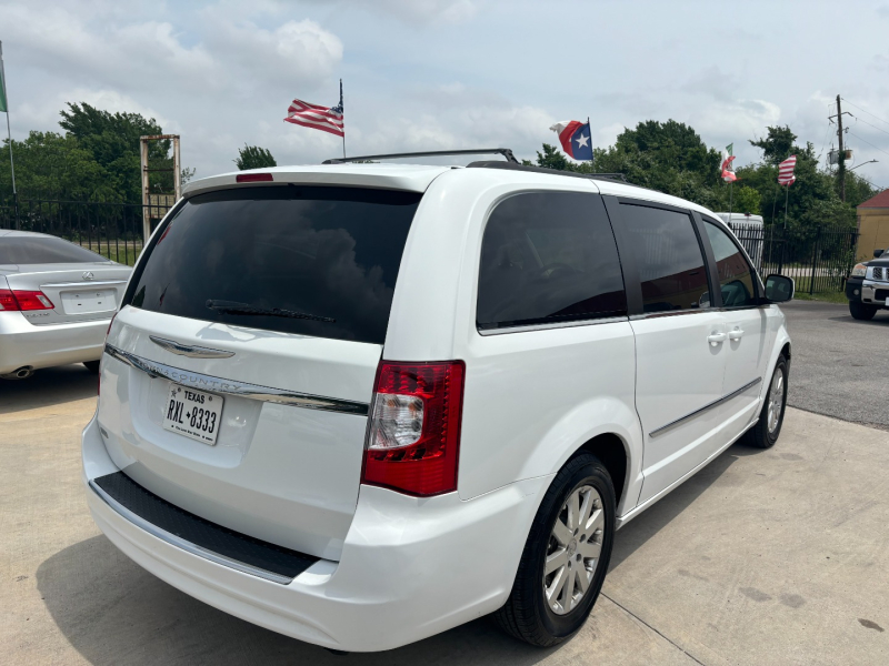 Chrysler Town & Country 2015 price $8,495