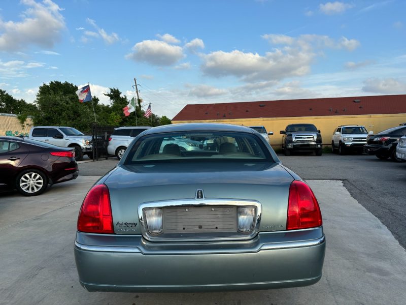 Lincoln Town Car 2006 price $4,995