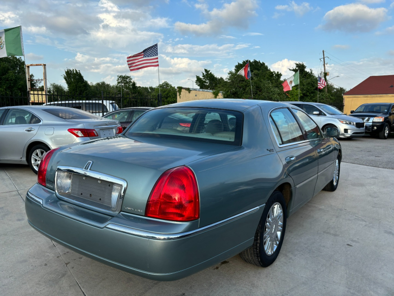 Lincoln Town Car 2006 price $4,995